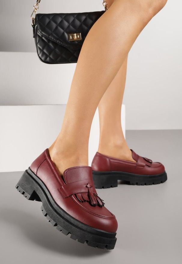 Renee - Bordowe Mokasyny na Platformie Ozdobione Frędzlami Sewrisa. Kolor: czerwony. Materiał: jeans. Wzór: aplikacja. Obcas: na platformie