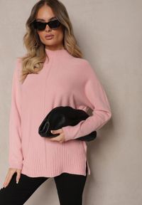 Renee - Jasnoróżowy Prążkowany Sweter z Półgolfem z Rozcięciami po Bokach Rerilla. Okazja: na co dzień. Kolor: różowy. Materiał: prążkowany. Styl: klasyczny, elegancki, casual