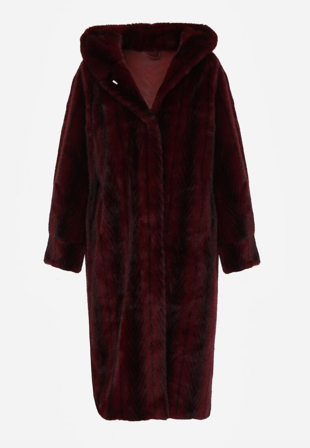 Born2be - Bordowy Płaszcz Futerko w Pionowy Wzór z Kapturem Cahroris. Typ kołnierza: kaptur. Kolor: czerwony. Materiał: futro. Styl: elegancki, klasyczny