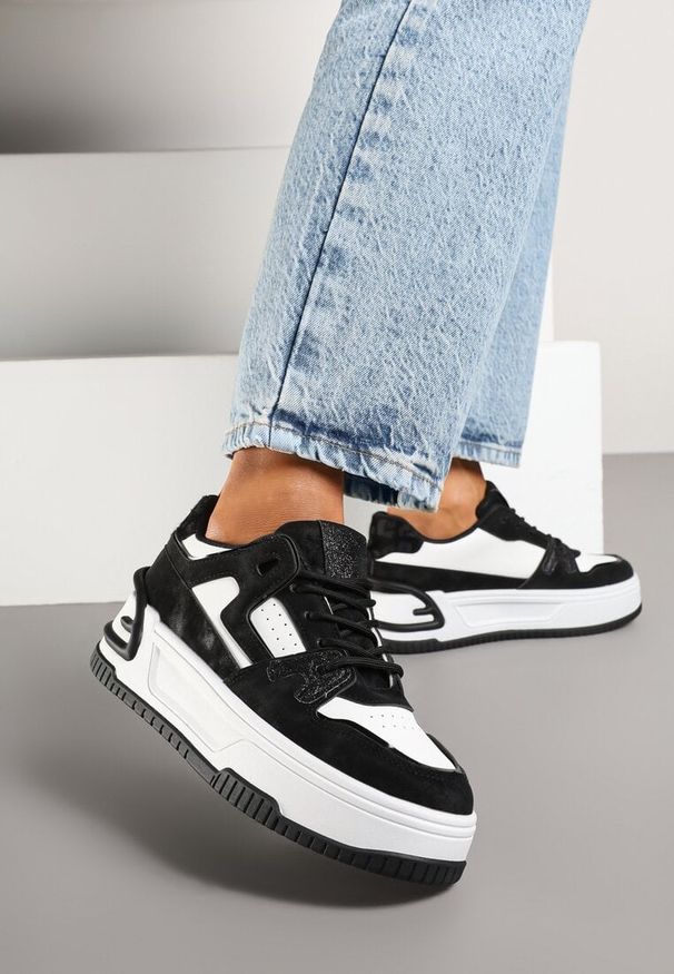 Renee - Czarno-Białe Sneakersy na Tłoczonej Platformie z Geometrycznym Motywem Eloneo. Okazja: na co dzień. Kolor: czarny. Materiał: jeans. Wzór: geometria. Obcas: na platformie