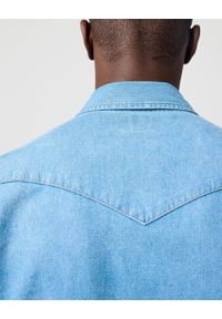 Wrangler - MESKA KOSZULA JEANSOWA WRANGLER WESTERN SHIRT MID LIGHT WASH 112362744. Materiał: jeans. Wzór: ze splotem. Styl: elegancki, klasyczny, wizytowy #4
