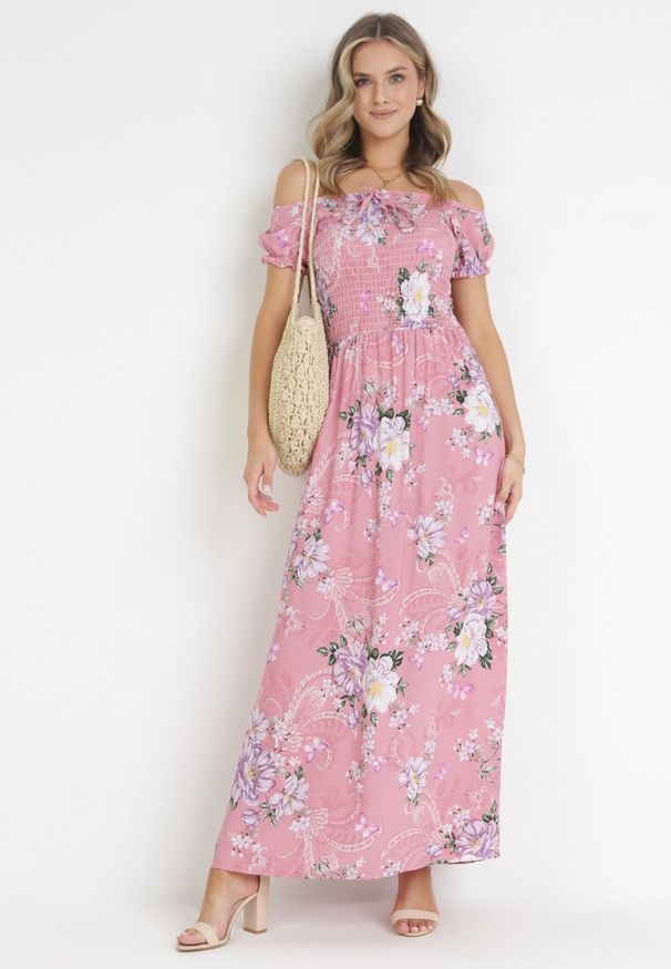 Born2be - Różowa Sukienka Maxi w Kwiaty z Ozdobnym Wiązaniem przy Dekolcie i Krótkimi Rękawami Paninthe. Kolor: różowy. Materiał: tkanina. Długość rękawa: krótki rękaw. Wzór: kwiaty. Długość: maxi