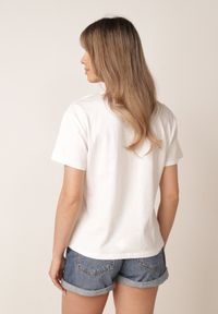 Born2be - Biały Bawełniany T-shirt Ozdobiony Cyrkoniami Monomene. Okazja: na co dzień. Kolor: biały. Materiał: bawełna. Wzór: aplikacja. Styl: elegancki, casual #5