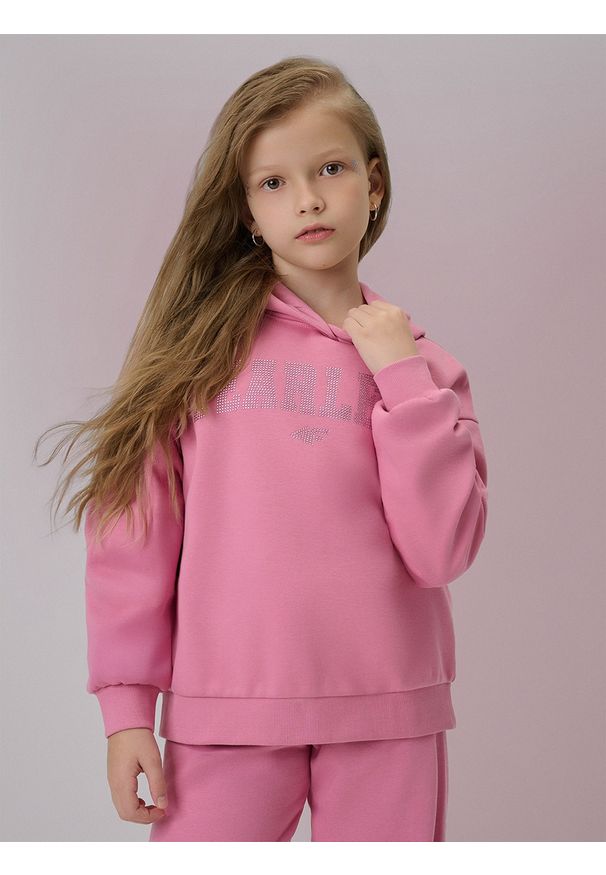 4f - 4F Bluza dresowa loose z kapturem dziewczęca - różowa 146/152 (10-12 lat). Okazja: na co dzień. Typ kołnierza: kaptur. Kolor: różowy. Materiał: dresówka. Wzór: aplikacja. Sezon: lato. Styl: klasyczny, casual