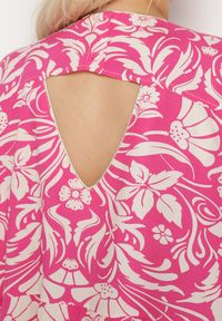 Born2be - Fuksjowa Pudełkowa Sukienka z Wiskozy w Kwiaty z Guzikami Liramiree. Okazja: na spacer, na imprezę, na co dzień. Kolor: różowy. Materiał: wiskoza. Wzór: kwiaty. Typ sukienki: proste. Styl: klasyczny, casual, elegancki #4