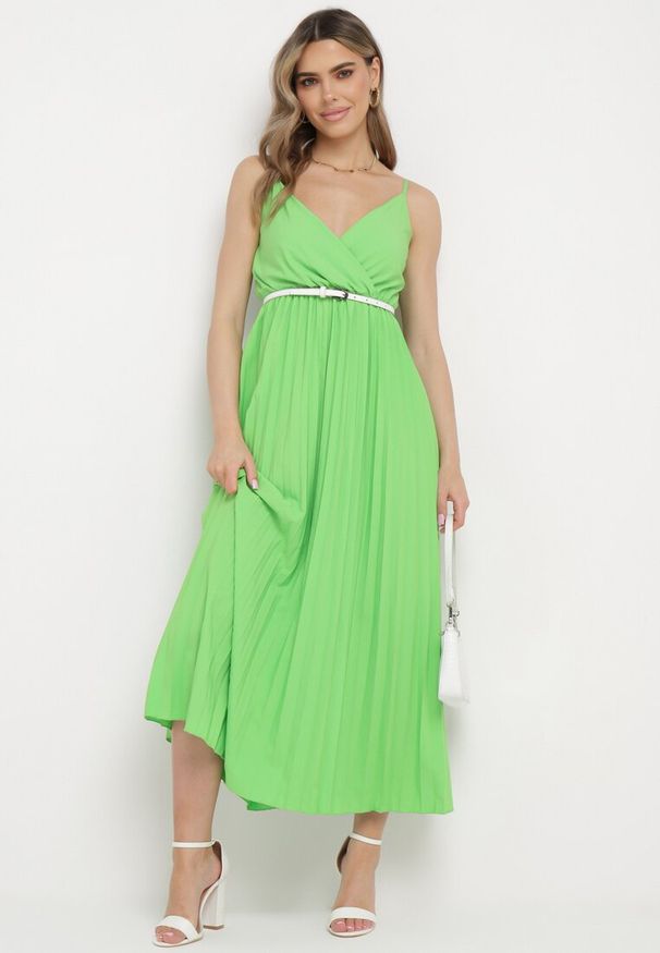 Born2be - Zielona Rozkloszowana Sukienka Długa z Kopertowym Dekoltem na Ramiączkach Asmerria. Kolor: zielony. Długość rękawa: na ramiączkach. Typ sukienki: kopertowe. Styl: elegancki. Długość: maxi