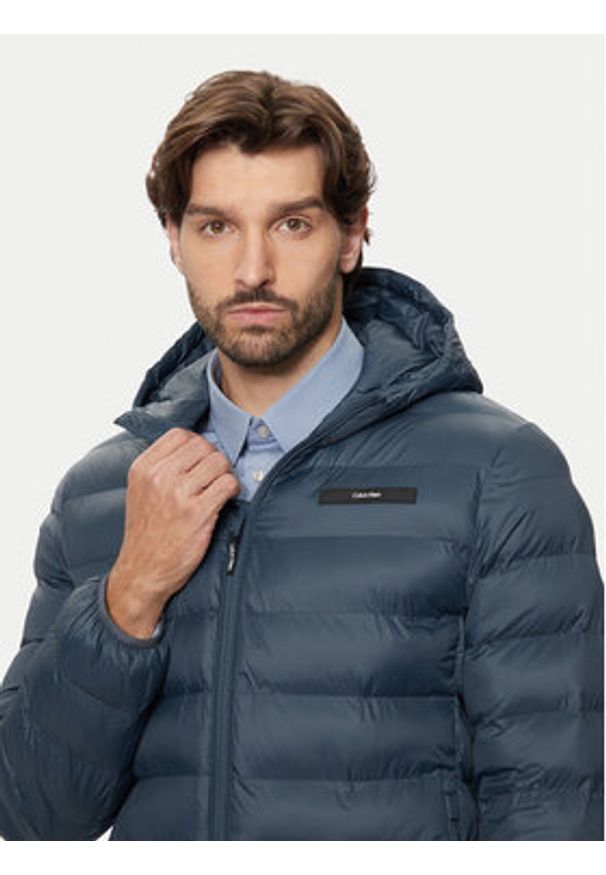 Calvin Klein Kurtka zimowa K10K113908 Niebieski Regular Fit. Kolor: niebieski. Materiał: syntetyk. Sezon: zima