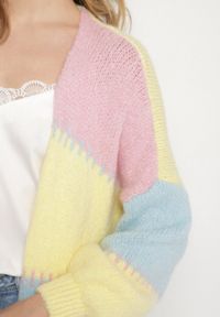 Born2be - Różowy Kardigan z Wełną i Wiskozą w Patchworkowe Łaty Fesunesa. Okazja: na co dzień. Kolor: różowy. Materiał: wełna, wiskoza. Styl: klasyczny, casual
