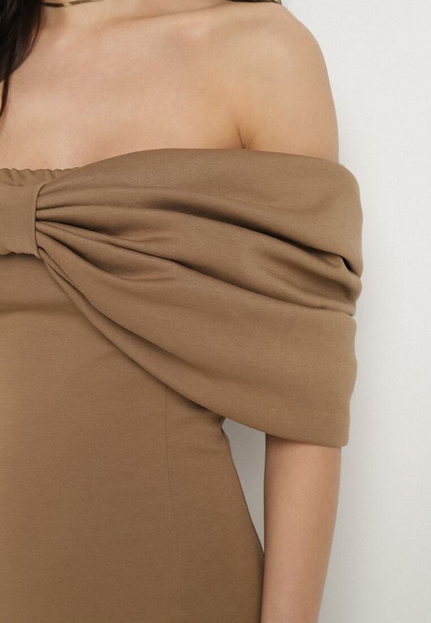 Born2be - Brązowa Taliowana Sukienka Dopasowana z Odsłoniętymi Ramionami i Drapowaniem Palamiria. Okazja: na imprezę, na randkę. Kolor: brązowy