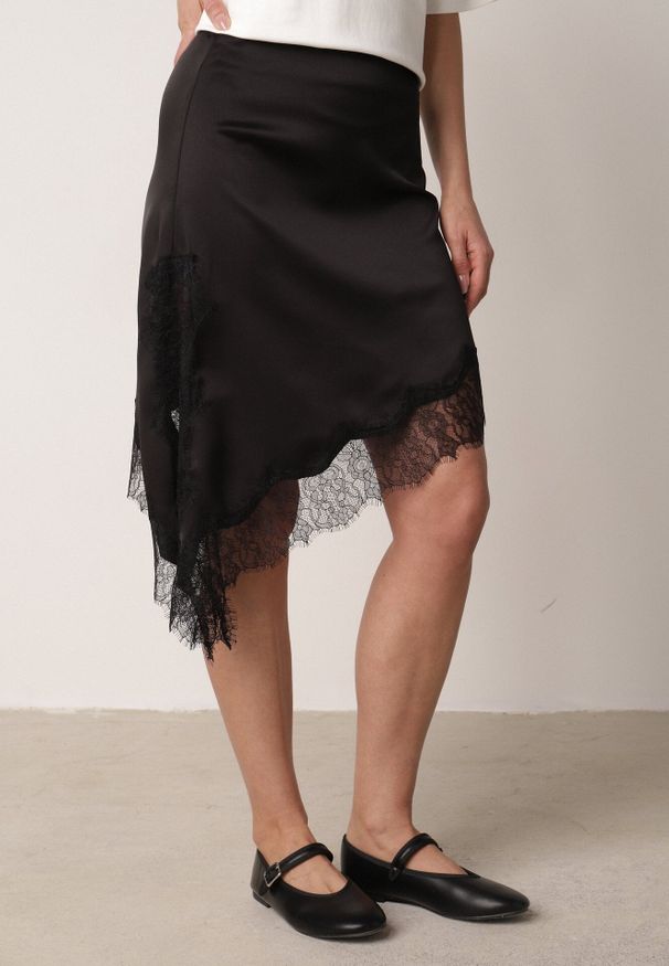 Born2be - Czarna Satynowa Spódnica o Asymetrycznym Kroju z Koronką Arlivia. Kolor: czarny. Materiał: satyna, koronka. Wzór: koronka. Styl: elegancki, klasyczny