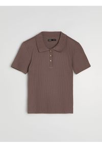 Sinsay - Bawełniana prążkowana koszulka polo z ozdobnymi guzikami - brązowy. Typ kołnierza: polo. Kolor: brązowy. Materiał: bawełna, prążkowany #1