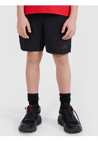 4f - 4F Spodenki sportowe szybkoschnące chłopięce - czarne 146/152 (10-12 lat). Kolor: czarny. Materiał: dzianina, elastan, włókno, syntetyk, materiał. Długość: krótkie. Wzór: gładki, jednolity, ze splotem. Sezon: lato. Styl: sportowy #2