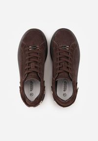 Born2be - Ciemnobrązowe Skórzane Sneakersy na Platformie i Koturnie Zdobione Perforacją Peniesh. Okazja: na co dzień. Kolor: brązowy. Materiał: skóra. Wzór: aplikacja. Obcas: na koturnie #8