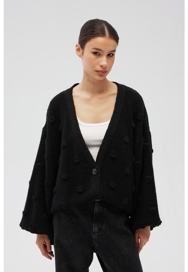 Marsala - Kardigan zapinany na guziki w kolorze BLACK - BUBLE-UNI. Okazja: na co dzień, do pracy. Typ kołnierza: dekolt w serek. Materiał: wełna, poliester, jeans, akryl, poliamid. Wzór: ze splotem. Styl: casual, klasyczny