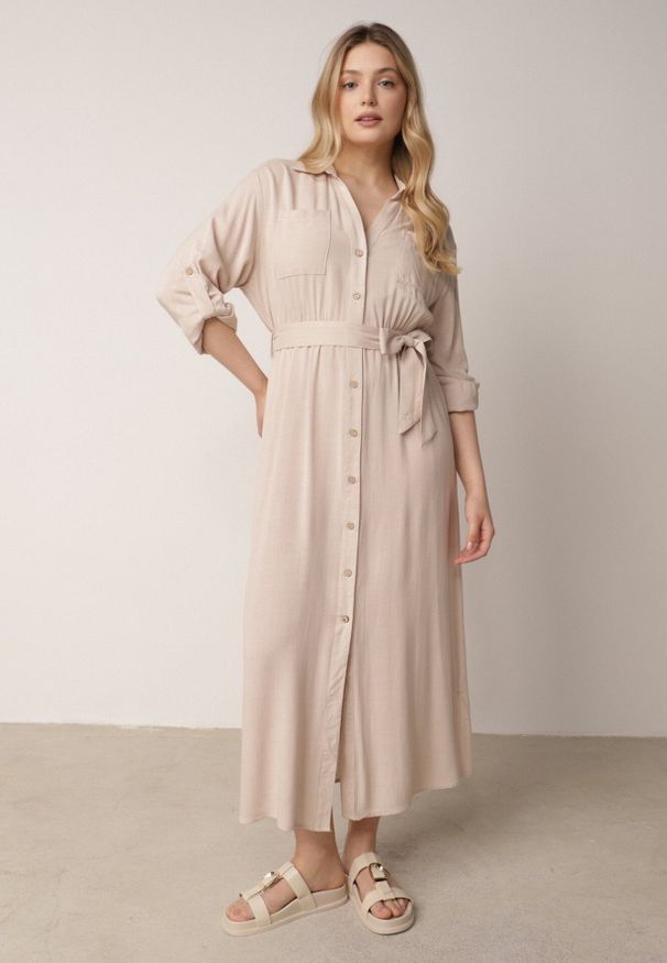 Born2be - Beżowa Bawełniana Sukienka Koszulowa z Paskiem i Regulowanymi Rękawami Sadevia. Okazja: na co dzień, do pracy, na spotkanie biznesowe, na spacer. Kolor: beżowy. Materiał: bawełna. Typ sukienki: koszulowe. Styl: klasyczny, casual, biznesowy, elegancki. Długość: midi