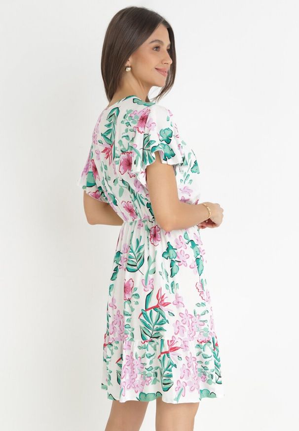 Born2be - Biała Sukienka Mini z Gumką w Pasie i Krótkimi Rękawami z Wiskozy Ferny. Okazja: na co dzień. Typ kołnierza: dekolt kopertowy. Kolor: biały. Materiał: wiskoza. Długość rękawa: krótki rękaw. Typ sukienki: kopertowe. Styl: casual. Długość: mini