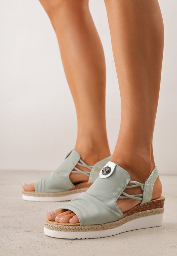 Born2be - Zielone Sandały na Koturnie z Marszczoną Cholewką i Metaliczną Aplikacją Teodlar. Zapięcie: bez zapięcia. Kolor: zielony. Materiał: jeans, len. Wzór: aplikacja. Sezon: lato. Obcas: na koturnie. Styl: boho. Wysokość obcasa: średni