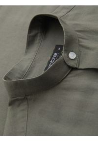 Ombre Clothing - Męska koszula lniana ze stójką i kieszenią REGULAR FIT – khaki V6 OM-SHCS-0161 - XXL. Okazja: na co dzień. Typ kołnierza: kołnierzyk stójkowy. Kolor: brązowy. Materiał: len. Długość rękawa: długi rękaw. Długość: długie. Sezon: lato, wiosna. Styl: casual #8