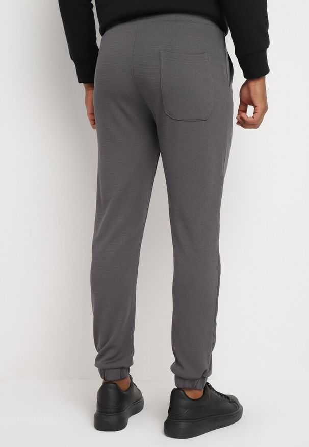 Born2be - Ciemnoszare Spodnie Dresowe z Bawełną i Sznurkami Arlania. Okazja: na co dzień, na spacer. Kolor: szary. Materiał: dresówka, bawełna. Styl: klasyczny, casual