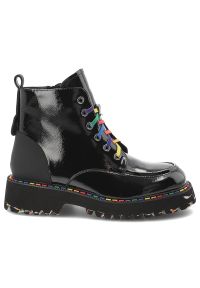 Czarne Trapery Artiker Modne Buty Damskie. Kolor: czarny. Materiał: jeans, lakier, skóra. Wzór: kolorowy. Sezon: zima, jesień. Obcas: na platformie #3