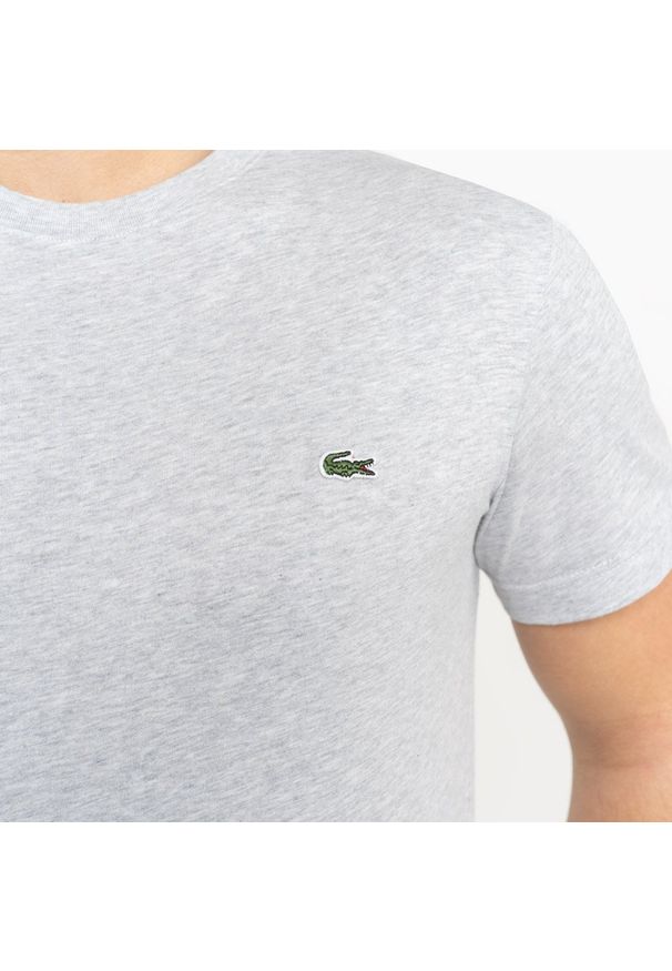 Koszulka męska Lacoste (TH2038-CCA). Typ kołnierza: polo. Kolor: szary. Materiał: dzianina. Długość: krótkie. Sezon: lato. Sport: bieganie