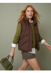 Sinsay - Pikowana kamizelka puffer - brązowy. Kolor: brązowy