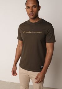 Born2be - Ciemnozielona Bawełniana Koszulka T-shirt z Minimalistycznym Nadrukiem Saphea. Okazja: na co dzień. Kolor: zielony. Materiał: bawełna. Wzór: nadruk. Styl: casual, klasyczny #4