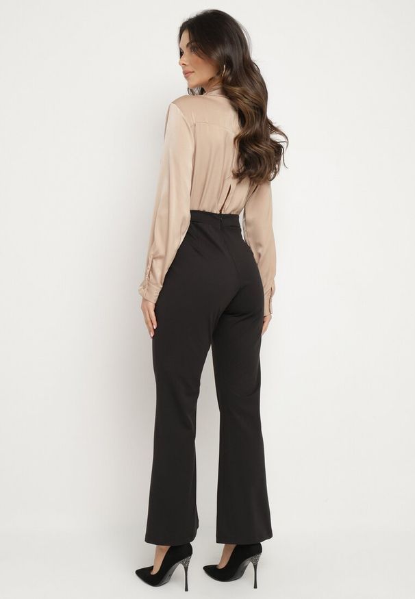 Born2be - Czarno-Beżowy Elegancki Kombinezon z Kopertową Górą i Szerokim Dołem Boleeti. Okazja: na co dzień. Kolor: czarny. Styl: elegancki