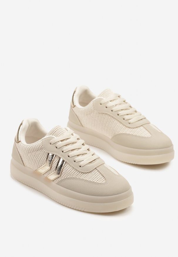 Renee - Beżowe Sneakersy Ozdobione Paskami Sadleane. Okazja: na co dzień. Zapięcie: pasek. Kolor: beżowy. Materiał: jeans. Wzór: aplikacja