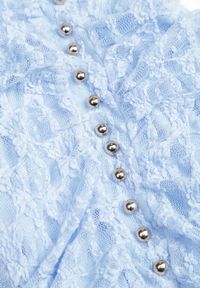 Renee - Niebieska Sukienka Halter z Koronki Zdobiona Metalicznymi Guziczkami Corrarea. Typ kołnierza: dekolt halter. Kolor: niebieski. Materiał: koronka. Wzór: aplikacja, koronka #8