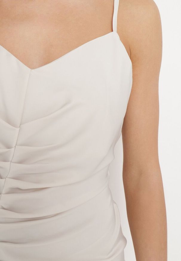 Born2be - Jasnobeżowa Satynowa Sukienka Koktajlowa z Ozdobnym Drapowaniem i Rozcięciem Saligurtia. Okazja: na imprezę. Kolor: beżowy. Materiał: satyna. Długość rękawa: na ramiączkach. Wzór: aplikacja. Sezon: lato. Styl: wizytowy