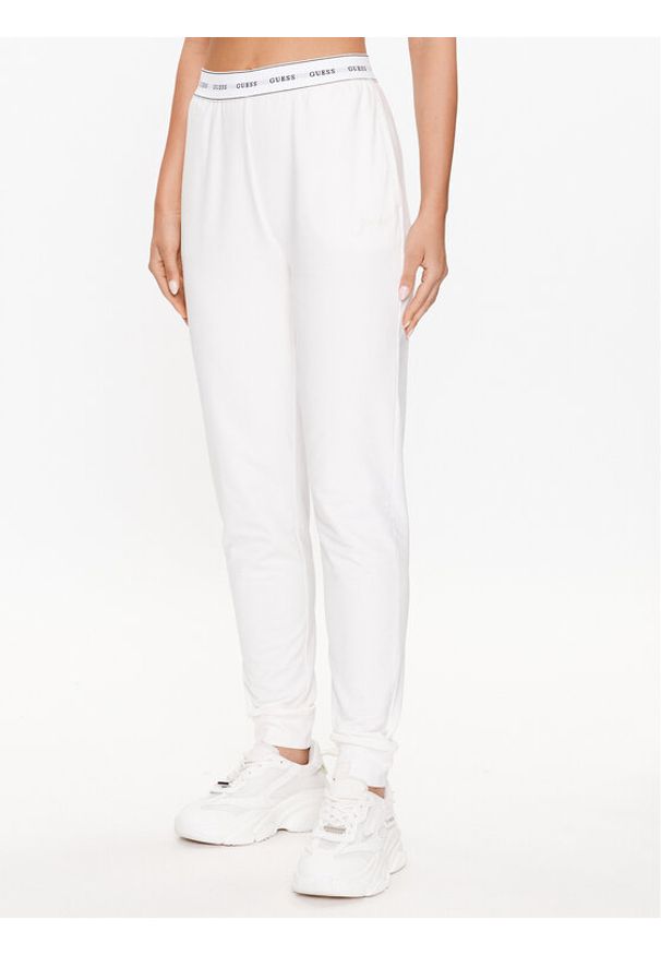 Guess Spodnie piżamowe O3YB00 KBS91 Biały Regular Fit. Kolor: biały. Materiał: bawełna