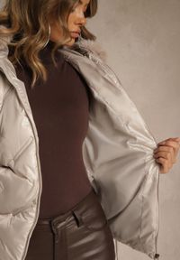 Renee - Beżowa Kurtka z Ozdobnym Pikowaniem i Kapturem z Futrem Naliavea. Okazja: na co dzień. Kolor: beżowy. Materiał: futro. Styl: casual, elegancki #3