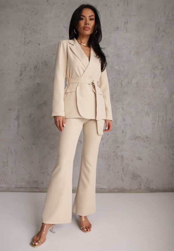 Renee - Beżowy Komplet o Garniturowym Kroju z Marynarką z Wiązaniem i Spodniami Falestra. Kolor: beżowy