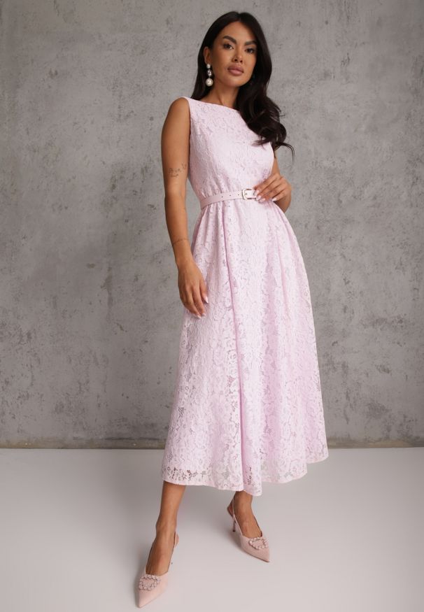 Renee - Różowa Koktajlowa Sukienka z Koronki z Bawełną i Wiskozą Ozdobiona Paskiem Chaleite. Okazja: na randkę, na wesele, na ślub cywilny. Kolor: różowy. Materiał: wiskoza, bawełna, koronka. Wzór: aplikacja, koronka. Styl: wizytowy