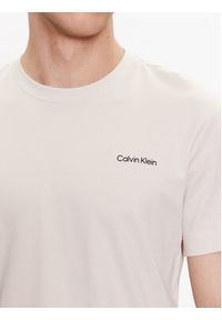 Calvin Klein T-Shirt Micro Logo Interlock K10K109894 Beżowy Regular Fit. Kolor: beżowy. Materiał: bawełna #4