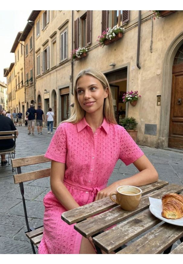 Sinsay - Bawełniana ażurowa sukienka midi z paskiem - różowy. Kolor: różowy. Materiał: bawełna. Wzór: ażurowy. Długość: midi