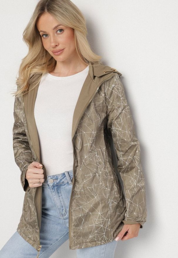 Born2be - Ciemnozielona Kurtka Parka Dwustronna z Odpinanym Kapturem Amoetta. Okazja: na co dzień. Kolor: zielony. Materiał: jeans. Wzór: gładki. Styl: elegancki, casual