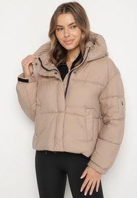 Born2be - Beżowa Pikowana Kurtka Puffer z Kapturem i Kieszonką przy Rękawie Galieana. Okazja: na spacer. Typ kołnierza: kaptur. Kolor: brązowy. Materiał: jeans, dzianina. Styl: sportowy, elegancki