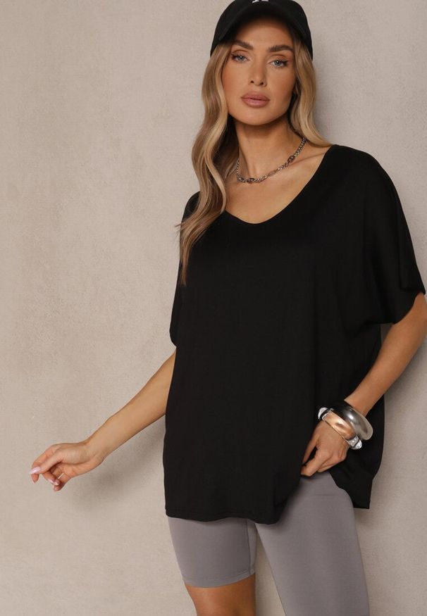 Renee - Czarny T-shirt z Wiskozą w Stylu Nietoperza Liofala. Okazja: na co dzień. Kolor: czarny. Materiał: wiskoza. Styl: casual, elegancki