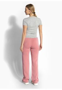 Guess - Spodnie dresowe damskie GUESS BRENDA SCUBA STRAIGHT LEG PANT. Kolor: różowy. Materiał: dresówka. Sport: turystyka piesza