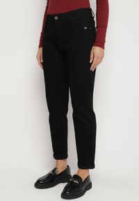 Born2be - Czarne Casualowe Jeansy o Kroju Mom Fit Arettia. Okazja: na co dzień. Stan: podwyższony. Kolor: czarny. Styl: casual