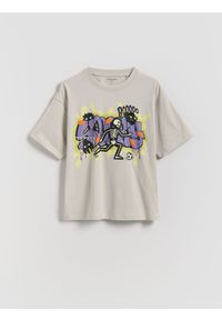 Reserved - T-shirt z nadrukiem świecącym w ciemności - jasnoszary. Kolor: szary. Materiał: bawełna, dzianina. Wzór: nadruk