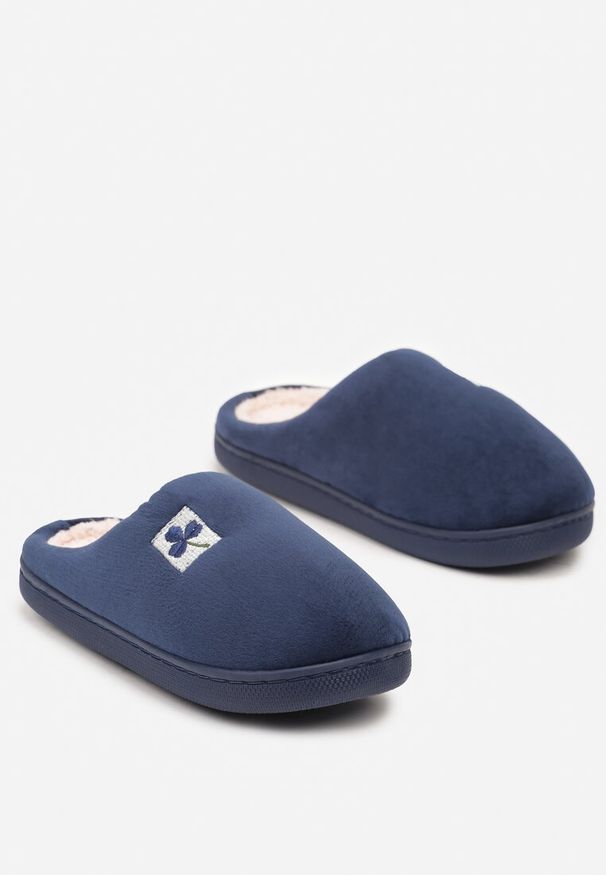 Born2be - Granatowe Płaskie Welurowe Kapcie Vices Cleiona. Okazja: na co dzień, do domu. Nosek buta: okrągły. Kolor: niebieski. Materiał: welur. Wzór: aplikacja. Styl: klasyczny, casual
