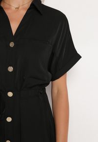 Born2be - Czarna Koszulowa Sukienka z Krótkim Rękawem Zapinana na Guziki z Materiałowym Paskiem Piantia. Okazja: na co dzień, na imprezę. Kolor: czarny. Materiał: materiał. Długość rękawa: krótki rękaw. Sezon: wiosna, lato. Typ sukienki: koszulowe. Styl: casual, elegancki #2