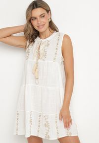 Born2be - Biała Sukienka Boho z Wiskozą o Rozkloszowanym Kroju z Haftem i Wiązaniem Terhira. Okazja: na co dzień. Kolor: biały. Materiał: wiskoza. Wzór: haft. Typ sukienki: rozkloszowane. Styl: boho