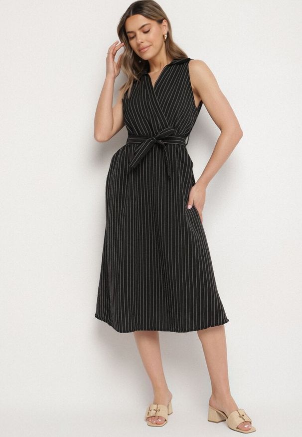 Born2be - Czarna Sukienka o Koszulowym Kroju Bez Rękawów z Wiązanym Paskiem Liriora. Okazja: na co dzień. Typ kołnierza: dekolt w kształcie V. Kolor: czarny. Długość rękawa: bez rękawów. Typ sukienki: koszulowe. Styl: casual, klasyczny