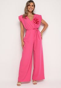 Born2be - Różowy Wiązany Kombinezon z Prostymi Nogawkami i Wiskozą oraz Kwiatową Aplikacją Dimenna. Kolor: różowy. Materiał: wiskoza. Wzór: aplikacja, kwiaty. Styl: elegancki #1
