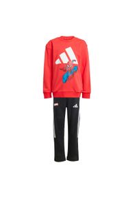 Adidas - Zestaw adidas Marvel Spider-Man Jogger Kids. Kolor: wielokolorowy, czerwony, biały. Materiał: dresówka. Wzór: motyw z bajki