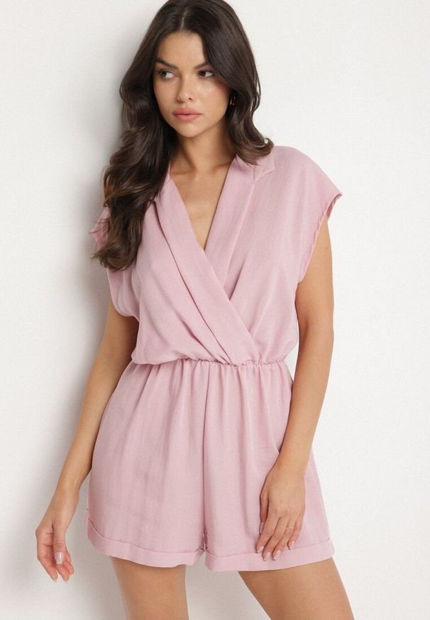 Born2be - Różowy Kombinezon z Krótkimi Nogawkami i Kopertowym Dekoltem z Wiskozy Polisse. Kolor: różowy. Materiał: wiskoza. Długość: krótkie. Sezon: wiosna, lato